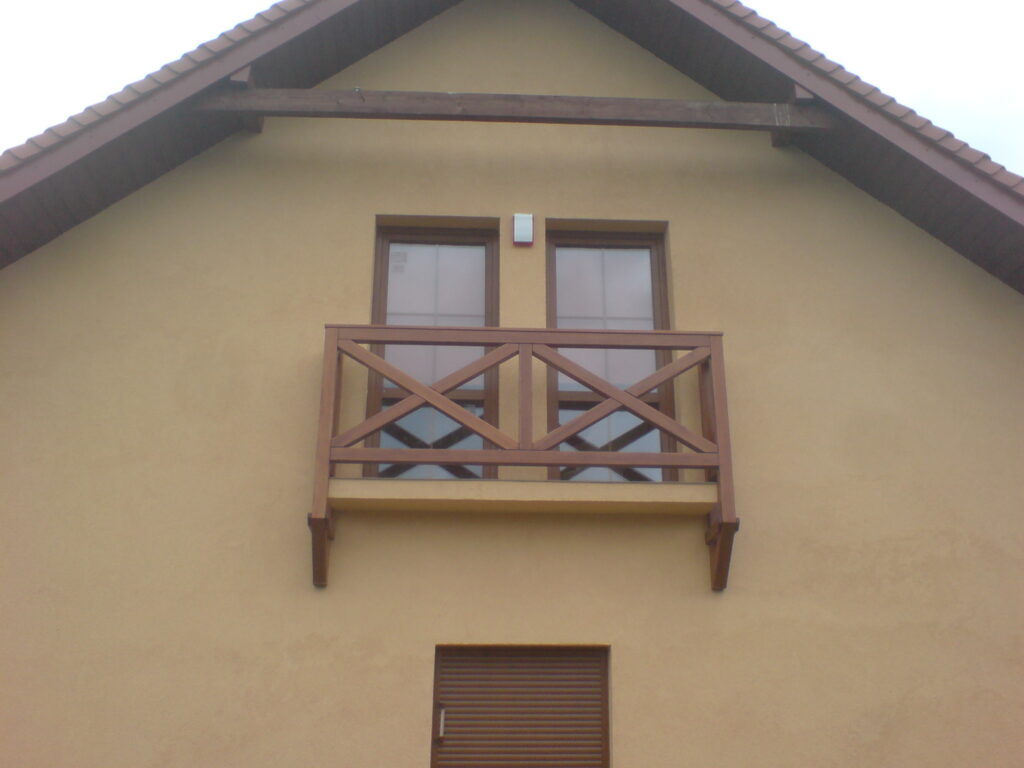Balkony Drewniane przy oknach w domku galeria